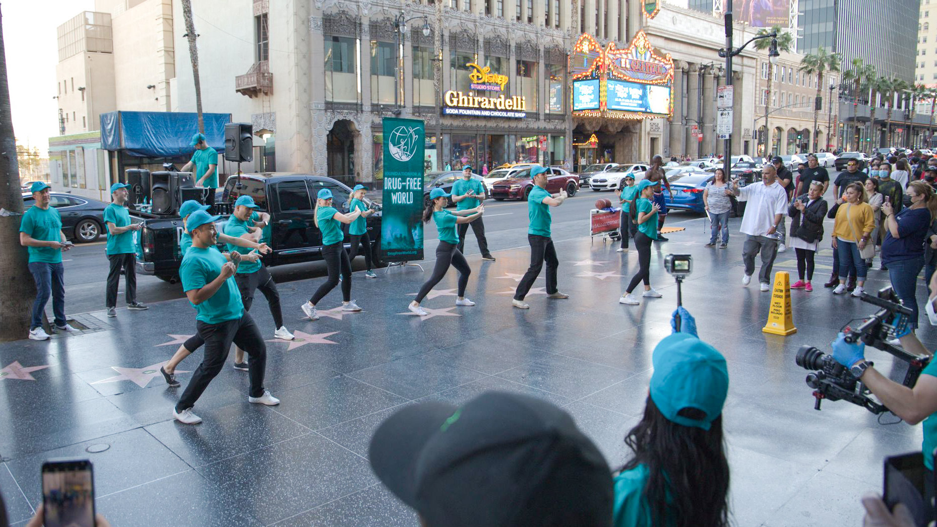 Εθελοντές από το Ίδρυμα για Έναν Κόσμο Χωρίς Ναρκωτικά εκπλήσσουν τα πλήθη στη διάσημη Λεωφόρο της Δόξας του Χόλιγουντ με ένα flash mob για να προωθήσουν τη ζωή χωρίς ναρκωτικά.