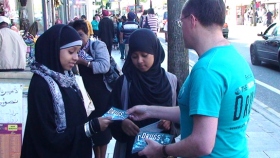 Η διανομή από εκπαιδευτικά βιβλιαράκια κατά των ναρκωτικών στο δρόμο, προσεγγίζει τους νέους και τους ενήλικους στους εμπορικούς δρόμους του Λονδίνου.